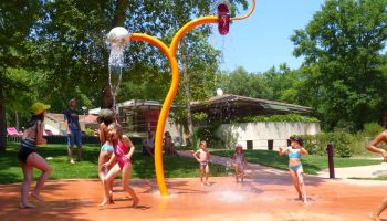 3.SPLASH PAD - carré en bas à gauche dans loisirs et activités
